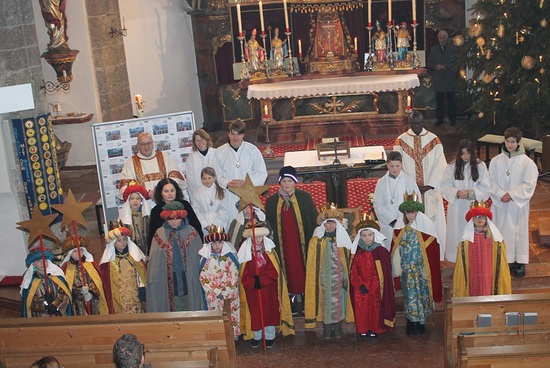In der Pfarre Golling/Scheffau trugen 88 Kinder als Sternsinger den Segen in die Häuser. In der Kirche wurde mit Diakon Kurt Fastner (l.), Gastpriester Francis Kouseble Somda (r.) sowie der Ministrantenschar der Gottesdienst gefeiert.  
