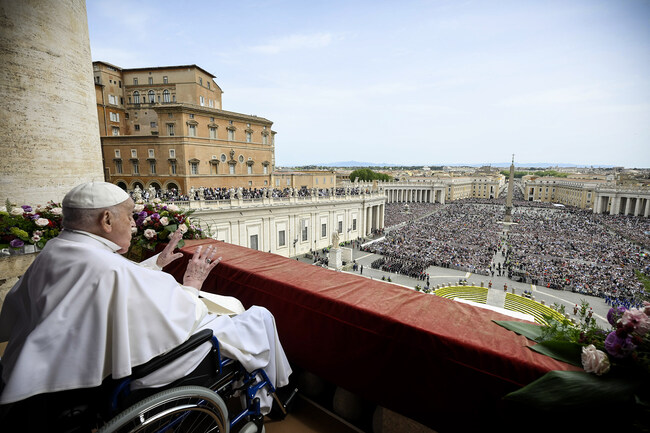 Papst Franziskus spendet den Segen 'Urbi et orbi' vom Zentralbalkon des Petersdoms am 20. April 2025 im Vatikan.