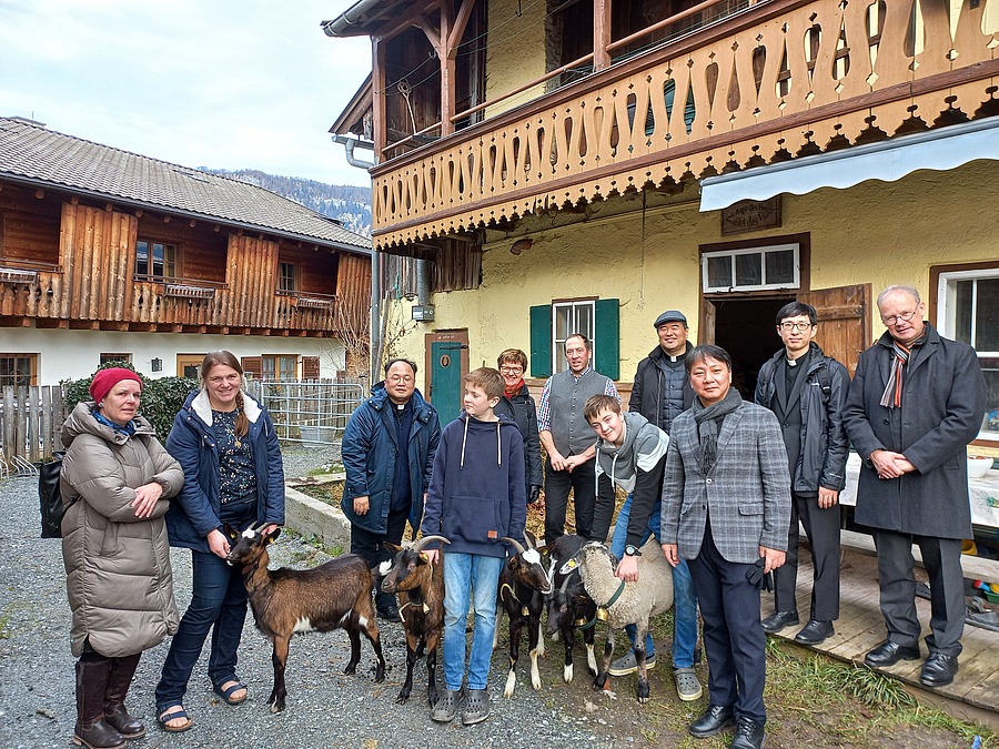 Familie Hager hieß die Gäste aus Daegu auf ihrem Tiroler Hof willkommen – inklusive einem tierischem Empfangskomitee.        