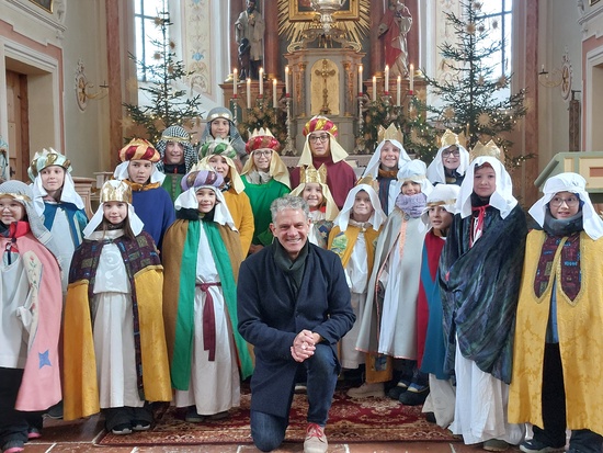 Die Embacher Sternsinger mit PGR-Obmann Hermann Spörr beim Gottesdienst.