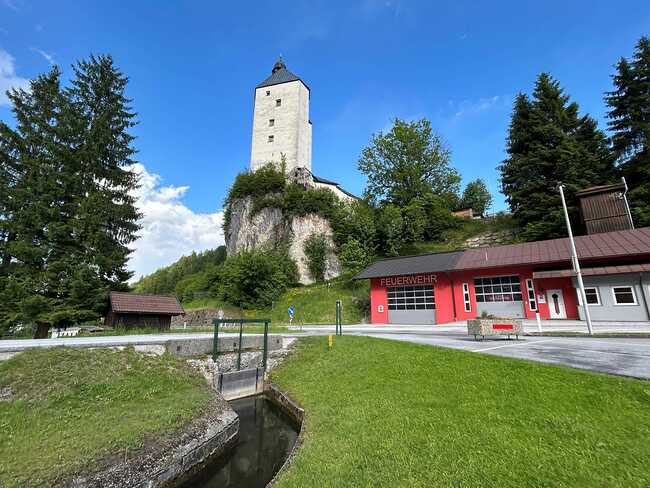 Die beliebte Wallfahrtskirche Mariastein in Tirol ist beeindruckend auf und in den Felsen gebaut. Die Pilgerglocke, das Gnadenbild aus Lindenholz und das Ostergrab sind nur drei „Schätze“ dieses Ortes.