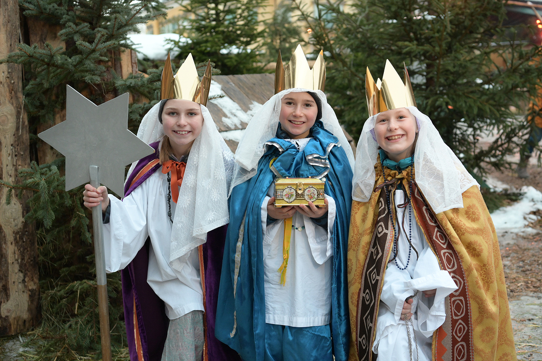 Die Heiligen Drei Könige Susanne Schulz, Elisabeth und Matthias Hagenauer gingen im Jänner in Niederalm von Haus zu Haus und brachten den Menschen den Segen für das Jahr.