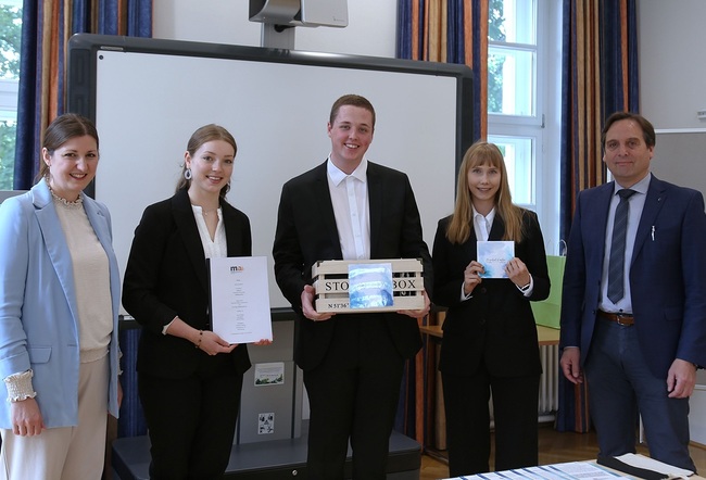 Im Bild von links: Christa Rohrer-Fuchsberger (Amt für Schule und Bildung), das Diplomarbeits-Trio Julia Santner, Arno Prodinger und Victoria Binggl, Fachinspektor Markus Hammer (Amt für Schule und Bildung).   