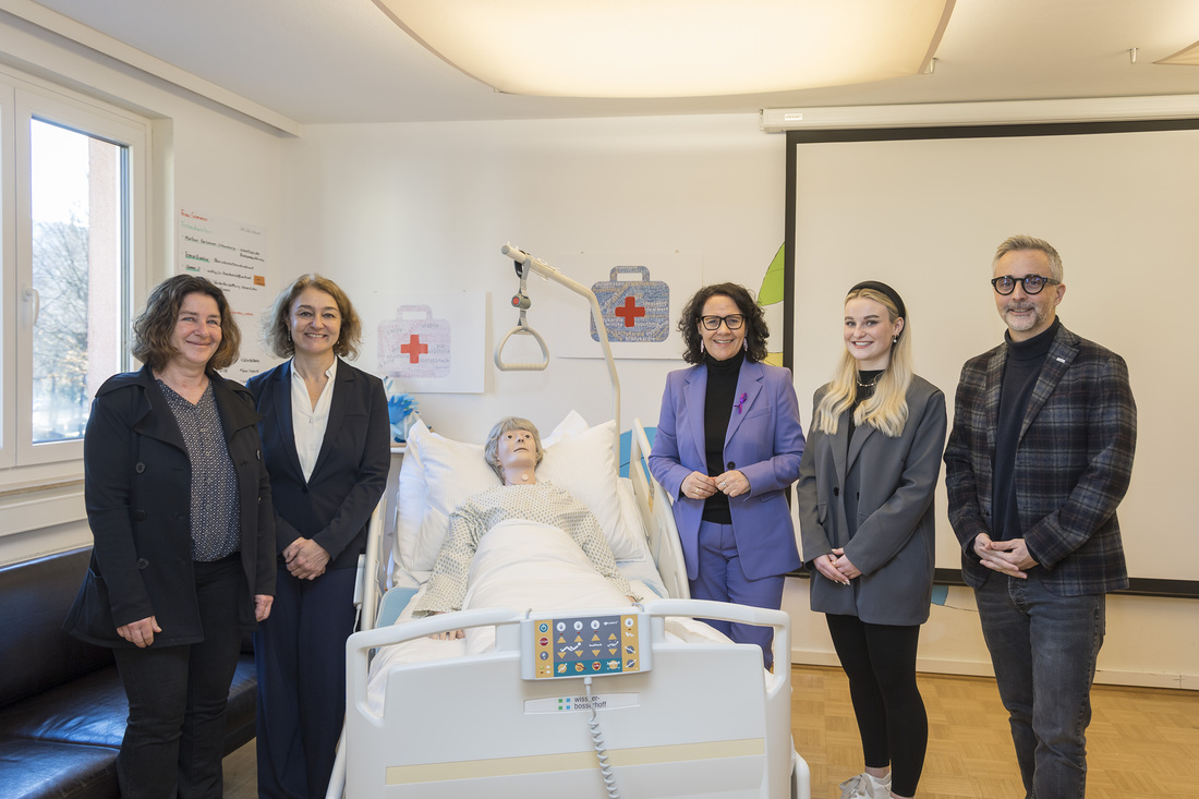 Im Bild oben links: Marion Mikenda, Johanna Harb, Landesrätin Daniela Gutschi, Absolventin Janine Haubentratz und Kurt Sonneck (v.l.).  