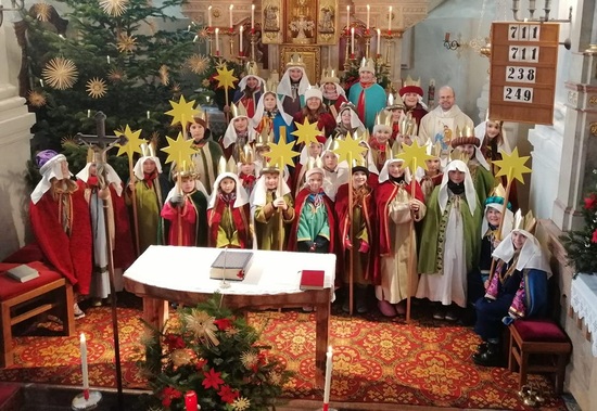 Die fleißige Sternsinger-Schar aus Ebenau sammelte für die Dreikönigsaktion 7.000 Euro an Spenden.