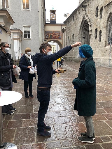 Schnell und unkompliziert können Interessierte am 22. Februar das Aschenkreuz in der Stadt Salzburg empfangen.