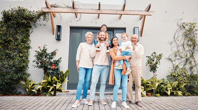 Familienbande:  Wenn Kinder, Enkelkinder und Großeltern gemeinsam in einem Haus leben, kann diese Form des  Zusammenlebens eine Reihe von Vor-, aber auch Nachteilen mit sich bringen.