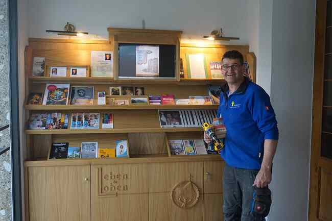 Das Effata-Kernteam der Pfarre Koppl und viele Freiwillige engagierten sich intensiv beim Ideen-Finden, Diskutieren und Umsetzen. Der ortsansässige Tischler Hermann Forsthuber beispielsweise plante und baute den neuen Schriftenstand.