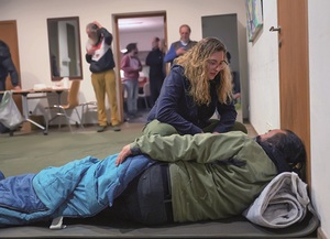 Biwak-Helferin Julia Wagner (r.) nimmt beim „Check-in“ die Daten auf.