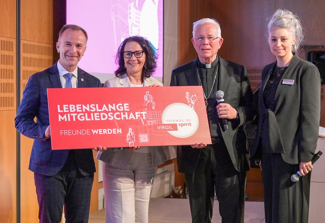 Bürgermeister Bernhard Auinger, Daniela Gutschi, Erzbischof Franz Lackner und Lisa Maria Jindra, Kuratorin und Studienleiterin von St. Virgil (von links).