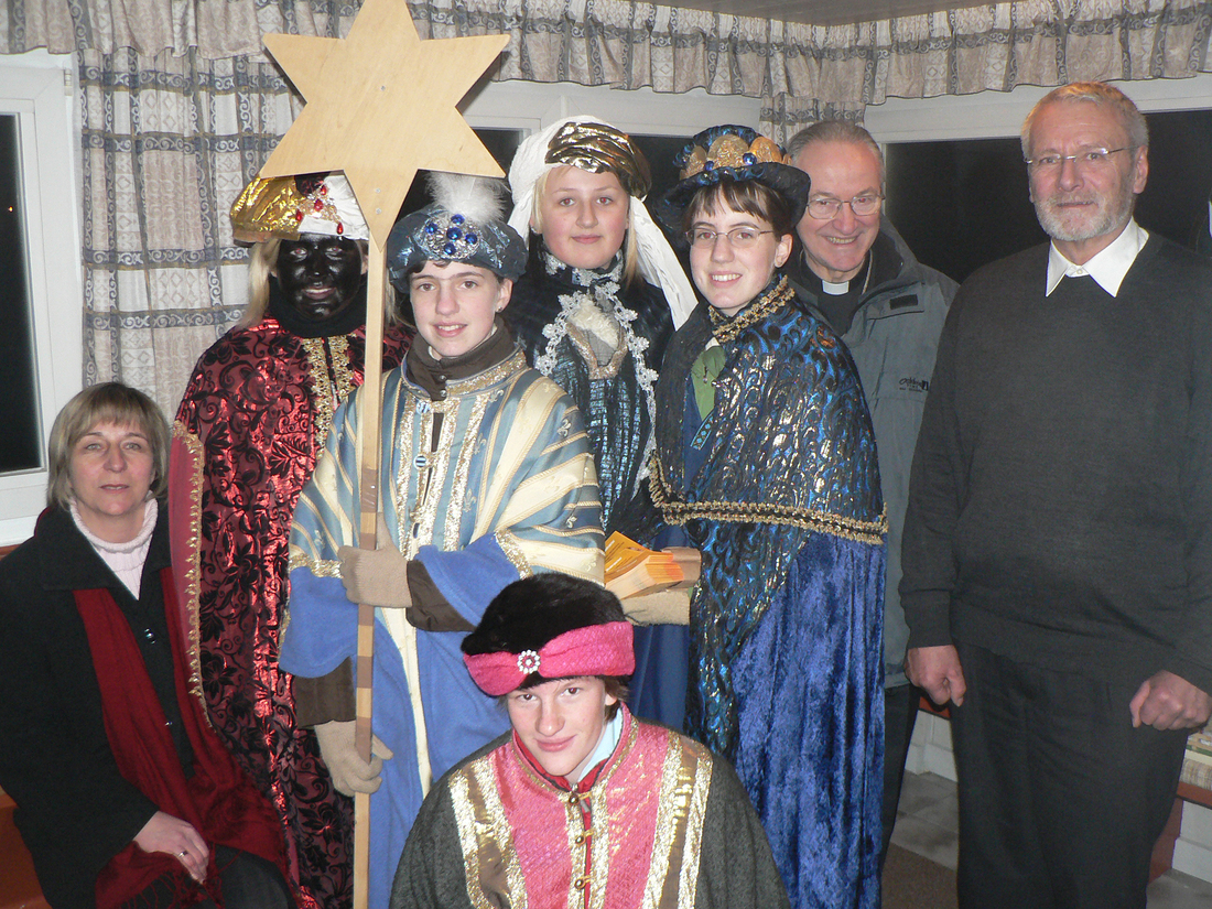 Die Kirchbichler Könige im Jahr 2008 begleitet von Heidi Rißlegger (l.), dem damaligen Pfarrer Günther Guggumos (r.) und dem Salzburger Erzbischof Alois Kothgasser (Mitte). 