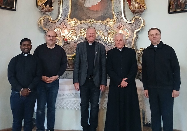Von links: Kooperator James Talluri, Pfarrer Jürgen Gradwohl, Festprediger Pfarrer Georg Schödl, Dekan Ignaz Steinwender und Pfarrer Hans Peter Proßegger.