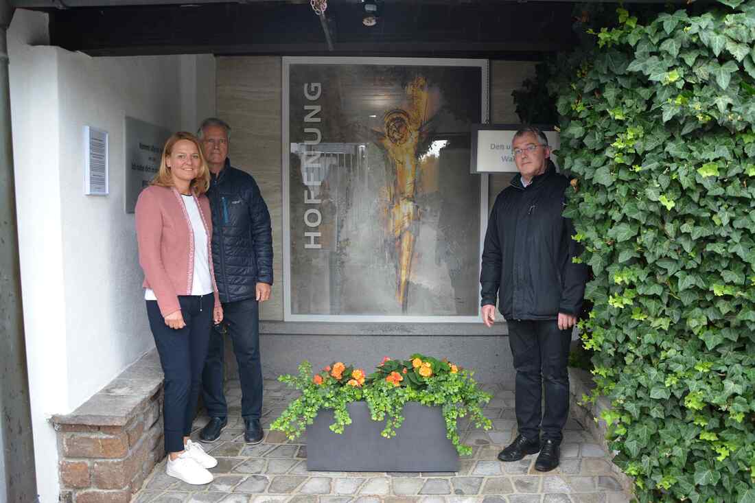 Die Wörgler Stadträtin Elisabeth Werlberger initiierte die Neugestaltung des Grabes Nr. 26. Hans-Peter Gruber (l.) setzte sie künstlerisch um. Auch Pfarrprovisor Christian Hauser (r.) ist die würdevolle letzte Ruhestätte für alle ein Anliegen.