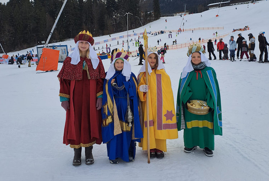 Alexandra, Christoph, Chiara und Ben (v. l.) sangen Sternsingerlieder bei den Schneebergliften in Mitterland. Bei der Hirschalm gab es ein gutes Mittagessen für die Gruppe.