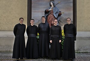 Beim Festgottesdienst die Priester von Saint-Martin (v.l.): Don Armand, Don Jean-Remi (Akademischer Rektor der Hochschule der Gemeinschaft), Don Enguerrand (Leitungsrat der Gemeinschaft Saint-Martin), Don Xandro und Don Andreas.