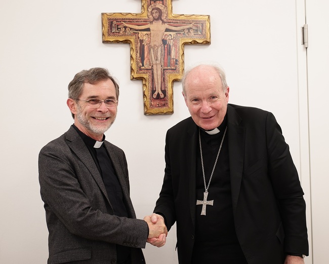 Kardinal Christoph Schönborn (rechts)  sagt über seinen designierten Nachfolger Josef Grünwidl, ihm falle „ein Stein vom Herzen“. Nach 30 Jahren im Dienst als Erzbischof wisse er die Erzdiözese in guten Händen.