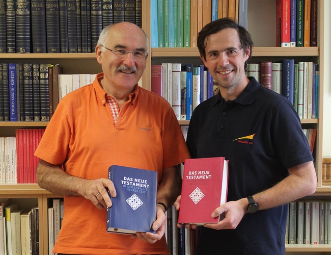 Unzählige Arbeitsstunden haben Franz Kogler (l.) und Reinhard Stiksel (r.) mit ihrem Team in ihre Übersetzung des Neuen Testaments gesteckt.