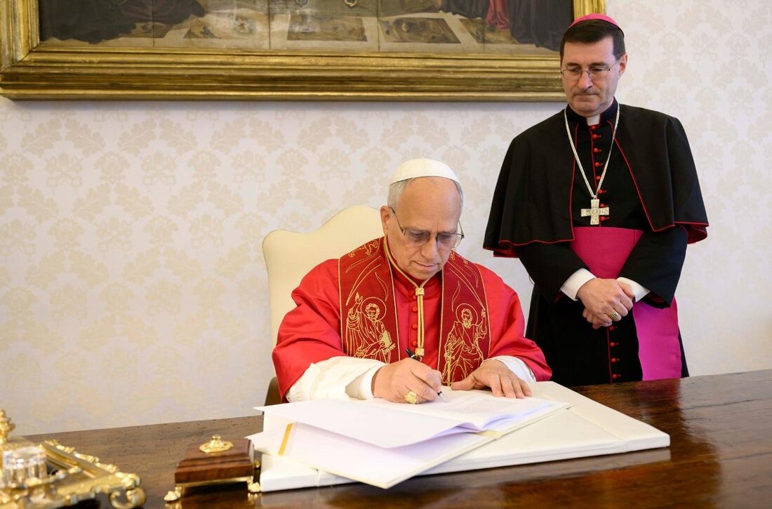 Am 15. Mai  unterzeichnete Papst Leo XIV. seine  erste Enzyklika, am Pfingstmontag, den 25. Mai, wurde sie veröffentlicht.