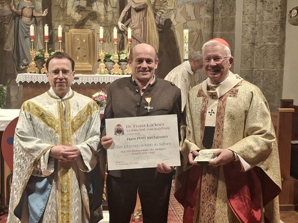 Ordensverleihung zum Abschluss des Visitationsgottesdienstes in der Pfarre Filzmoos (v. l.): Pfarrprovisor Josef Hirnsperger, Hans-Peter-Kirchgasser, Erzbischof Franz Lackner.