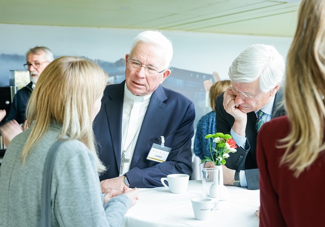 Erzbischof Franz Lackner im Gespräch mit einer Tagungsteilnehmerin.