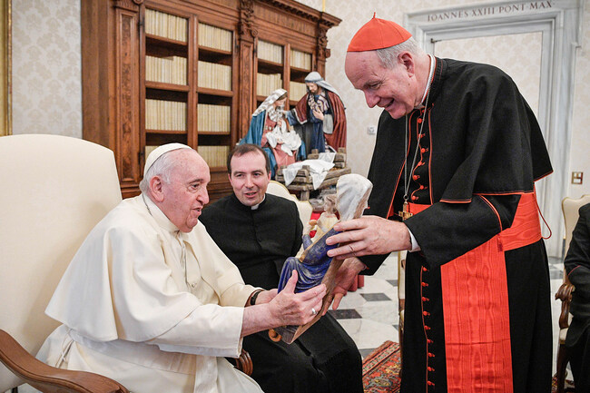 Kardinal Christoph Schönborn, Erzbischof von Wien, übergibt ein Geschenk an Papst Franziskus, beim Empfang der Bischöfe der Österreichischen Bischofskonferenz am 16. Dezember 2022 zu einem Ad-limina-Besuch im Vatikan.