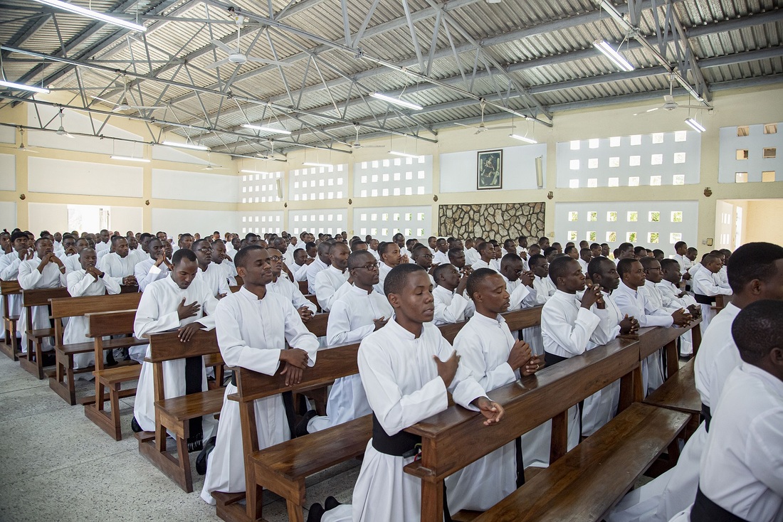 Priesterausbildung in Afrika  – mit mehr als 200 Seminaristen.  