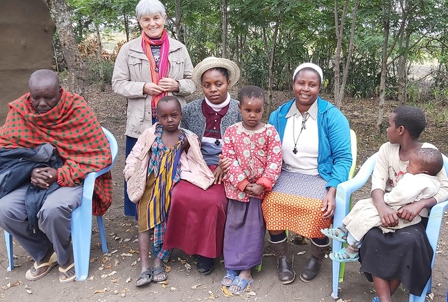 Sr. Monika Schoner, gebürtig aus der Wildschönau in Tirol, gehört der Kongregation der Missionarinnen Christi an. Hier besucht sie eine Massai-Familie im Norden Tansanias.