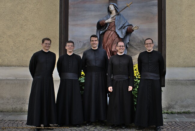 Beim Festgottesdienst die Priester von Saint-Martin (v.l.): Don Armand, Don Jean-Remi (Akademischer Rektor der Hochschule der Gemeinschaft), Don Enguerrand (Leitungsrat der Gemeinschaft Saint-Martin), Don Xandro und Don Andreas.