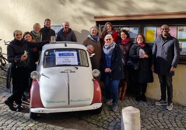 Projektleiter Thomas Neureiter mit den freiwilligen Helferinnen und Helfern. Unter den Spenderinnen und Spendern wird eine Frühlingsfahrt mit der historischen BMW Isetta verlost.        