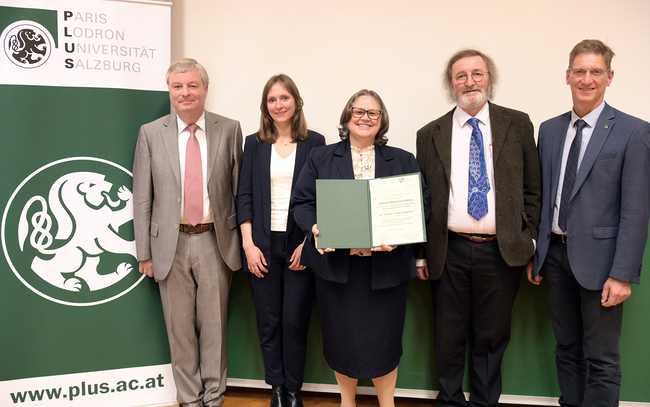 Verleihung: Franz Gmainer-Pranzl (Zentrum Theologie Interkulturell und Studium der Religionen), Nikola Götz (Stipendienverein ICALA Lateinamerika Deutschland ev.), Ivoneide Viana de Queiroz (Preisträgerin), Christian Tauchner SVD (Direktor Steyler Mi