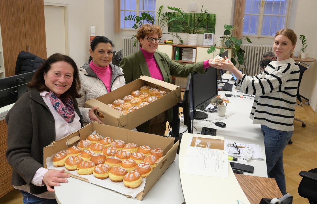 Betriebsratsmitglieder Anita Hofmann, Sascha Piga und die Vorsitzende Elisabeth Ackerl (von links) überbrachten die Kiwanis-Faschingskrapfen an Mitarbeiterinnen und Mitarbeiter der Erzdiözese.
