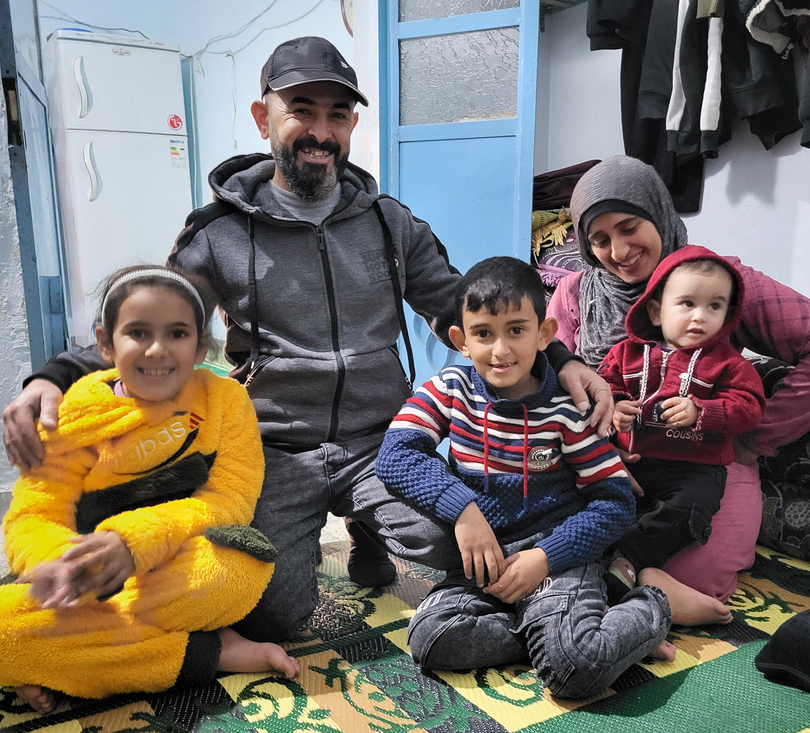Hassan mit seiner Familie, die sich in Aleppo ein neues Leben aufbauen müssen. 