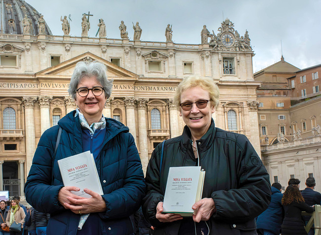 Johanna Breuer (l.) und Irene Blaschke (r.) waren sehr bewegt von der Atmosphäre im Vatikan und dem persönlichen Treffen mit Papst Franziskus.
