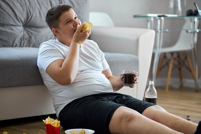 Ungesunde Ernährung – eine der Hauptursachen für Übergewicht. 