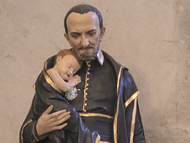 Statue des hl. Vinzenz  in der Pfarrkirche  Châtillon-les-Chalaronne.