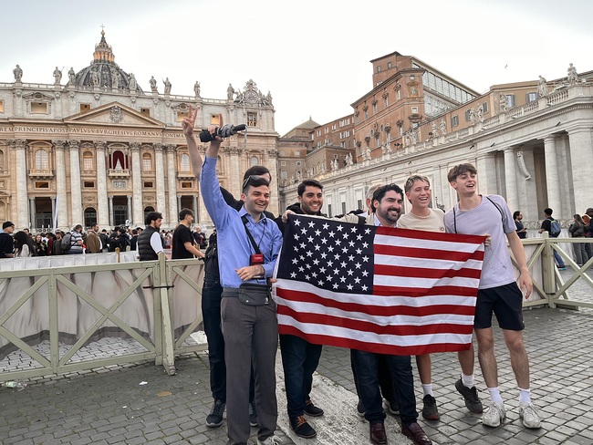 Ein US-Amerikaner als Papst? Joe (links) und seine Freundesgruppe können es kaum glauben.