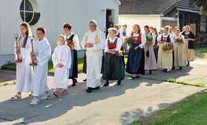 Die Pfarre Bruckhäusl lud am 15. August zu ihrem 25-jährigen Jubiläum zur Festmesse mit Kräutersegnung und einer Agape.