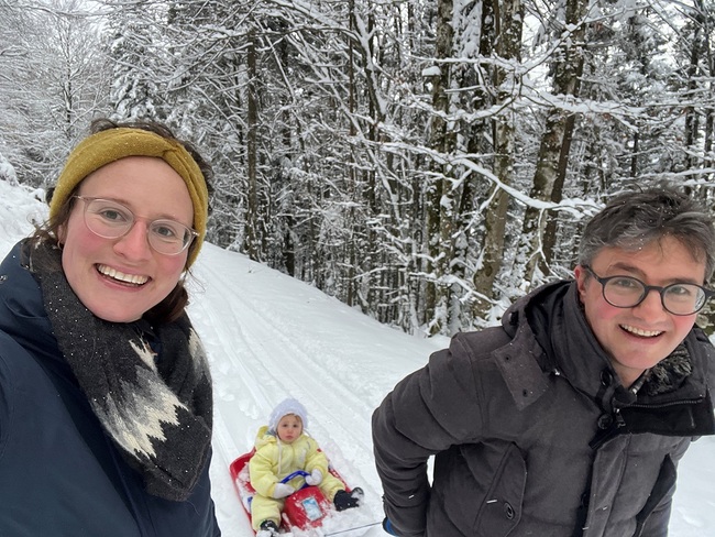 Barbara und Wolfgang Egerdacher sagen, sie haben von  „Fit für Ehe“ sehr profitiert und empfehlen den Kurs gerne weiter. Im Bild sind sie mit ihrer Tochter Ida im Schnee unterwegs.   