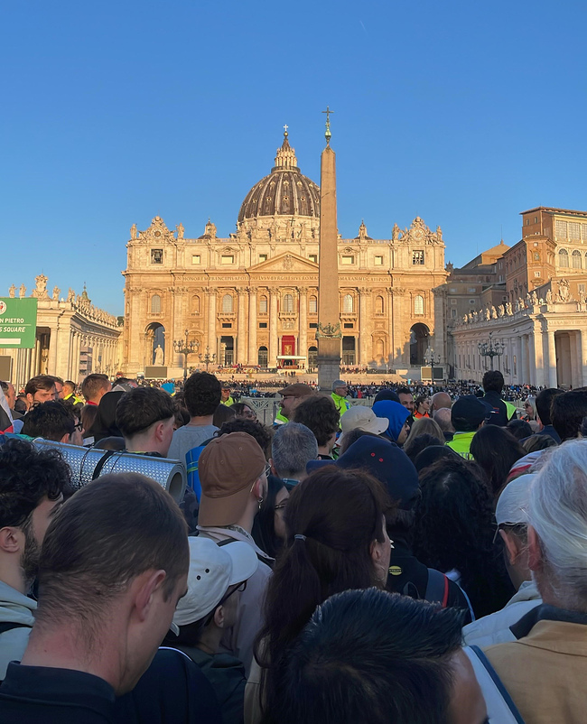 Das Bild entstand am Begräbnistag um sieben Uhr morgens – schon zu dieser frühen Stunde strömten die Menschen in Richtung Petersplatz.
