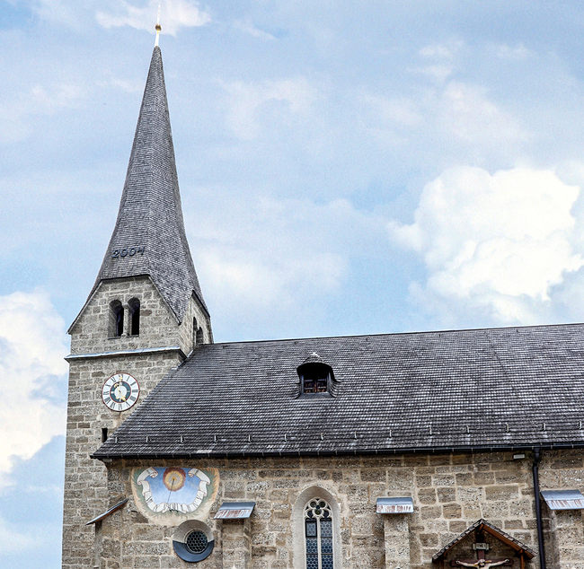  Der Turm der Pfarrkirche Bad Vigaun heute –  in einer Ansicht vom Dorfplatz.