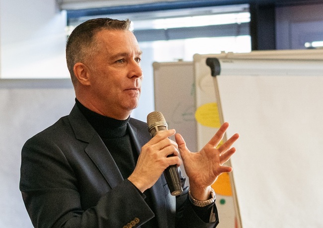 Jan Loffeld ist Professor für Praktische Theologie an der Tilburg School of Catholic Theology in Utrecht. Loffeld ist zudem Berater der Pastoralkommission der Deutschen Bischofskonferenz.