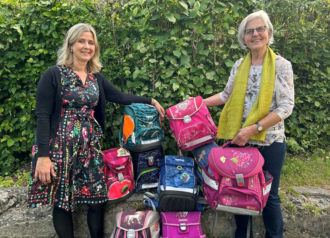 Julia Ortmann-Radau (links/Geschäftsführerin  Familienverband Salzburg) und Schwester Franziska  (ArMut teilen) freuen sich über gespendete Schulsachen.
