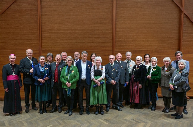 Weihbischof Hansjörg Hofer (l.) und  Ordinariatskanzlerin Elisabeth Kandler-Mayr (2. Reihe Mitte) mit den Geehrten.