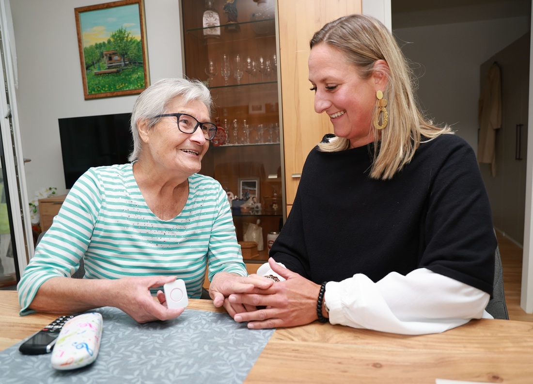 Melanie Winkler (r.), soziale Fachkraft im Betreuten Wohnen Thalgau, mit Bewohnerin Ulla Pfister.  In ihrer Wohnung ist „Livy Care“ bereits im Einsatz.