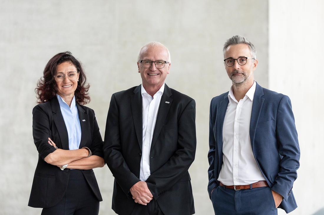 Die Weichen für die Zukunft der Caritas sind gestellt: Direktor Johannes Dines (Mitte) mit Andrea Schmid (schon bisher stv. Direktorin) und Kurt Sonneck (bald stv. Direktor).   