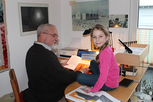 Albert Biesinger mit seiner damals zehnjährigen Enkelin Lisa, Künstlername Sarah, die Co-Autorin des Buches.