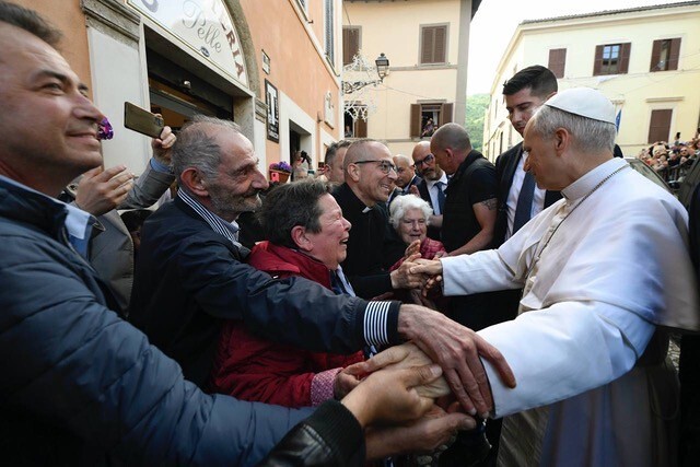 Gläubige hießen Papst Leo XIV. bei seinem Besuch in Genazzano willkommen.