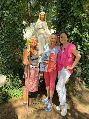 Maria wacht über die Pilgerinnen – die kfb-Frauen Tania Zawadil und Mónica  Ladinig (r.) sowie Pilgerbegleiterin Barbara Mara Lorenzoni (l.) sind voller Vorfreude.