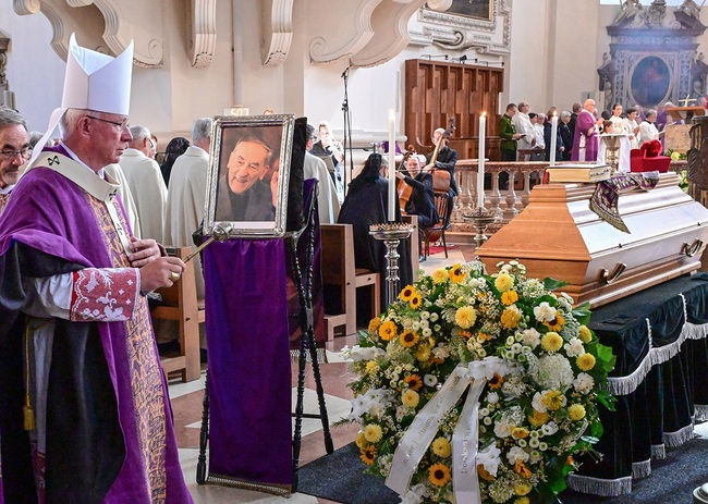 In memoriam em. Domkapitular Egon Katinsky (1931 – 2025): Requiem mit Erzbischof Franz Lackner im Dom.