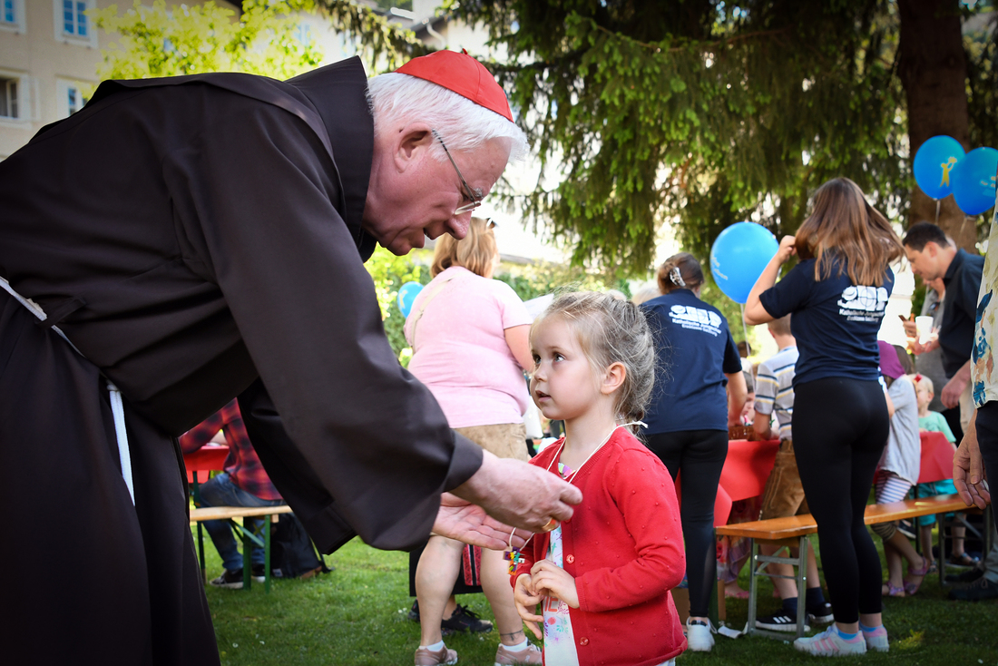 Für die Kinder gibt es nach dem Gottesdienst für das Leben im Dom bei der Agape im Bischofsgarten ein handbemaltes Kreuz aus El Salvador.